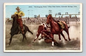 Postal Bulldogging Steer - Pikes Peak Rodeo - Colorado Springs Colorado c.1934 - Imagen 1 de 2