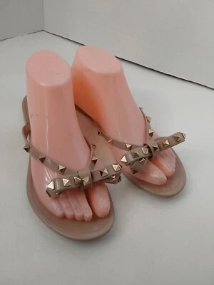 $420 - SANDALIAS DE TANGA DE GELATINA VALENTINO GARAVANI ROCKSTUD, POUDRE, 37EU/7US, USADAS EN EXCELENTE ESTADO Foto 1 de 4