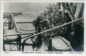 ECHTFOTO POSTKARTE BERGUNGSPARTEI ARBEITET AM DEUTSCHEN ZERSTÖRER SCAPA FLOW ORKNEY - Bild 1 von 2