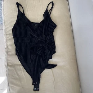 FOREVER 21 Samt transparent SCHWARZ Streifen Body seitlich zum Binden Spaghettiträger Top Gr. S - Bild 1 von 3