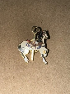 Prendedor de solapa tono dorado paseo parque de atracciones alegre caballo beige carrusel - Imagen 1 de 2