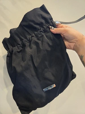 Gucci Bolsa Nylon Negra Cuero Cordón con Bolsa Antipolvo, Excelente Estado. Foto 1 de 4