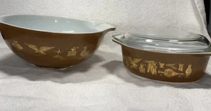 Cazuela ovalada Pyrex Brown Early American 1 1/2 cuartos de galón. con tapa y cuenco de Cenicienta - Imagen 1 de 9