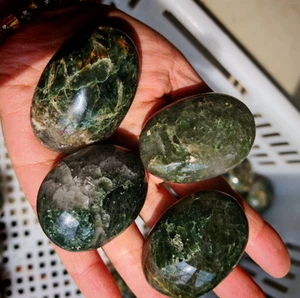 1P Natural top-grade green crystal polished elliptical healing 20-30g - Picture 1 of 6