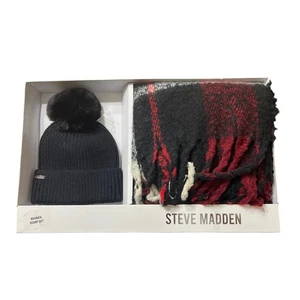 Steve Madden Karo Fransen Schal & Bommel Mütze Geschenkbox Set, Schwarz/Rot/Weiß, Neu - Bild 1 von 7