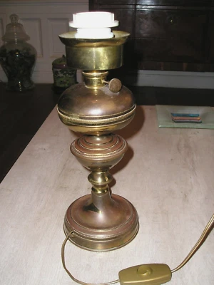 LAMPE à PETROLE ANCIENNE électrifiée  -LAITON du 19eme- SALON- LUMINAIRE - Photo 1/4