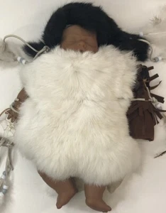 Native American Säugling Puppe in Pelz mit Baby in Papoosefedern Traumfänger - Bild 1 von 15