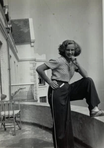 Graziosa donna con gambe alzate su binario balcone foto in bianco e nero 2,5 x 3,5 - Foto 1 di 3