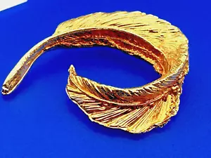 Vintage Gold Metal Leaf Design Pin Brooch Signed Cannot read - Picture 1 of 10