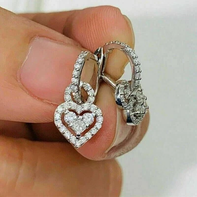 Aretes tipo argolla redondos en forma de corazón de diamantes creados en laboratorio de 2 quilates enchapados en oro blanco de 14 k Foto 1 de 3