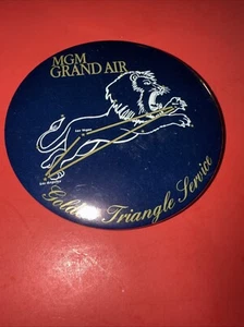 Vintage Pin schwarz Button 80er MGM Grand Air goldenes Dreieck Service Löwe Logo - Bild 1 von 2