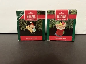 Punze 2 Elfen Ornamente "Drei kleine Schweinchen" & "Hai! It's Harold " - Bild 1 von 3