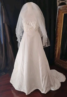 Vestido de novia Alfred Angelo sin mangas tren blanco con velo Foto 1 de 4