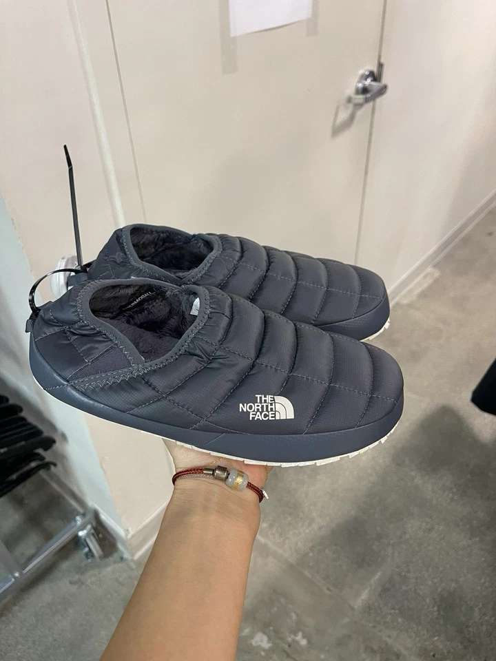 ¡Nuevo! Zapatos sin cordones acolchados gris oscuro The North Face para mujer, talla 9 Foto 1 de 4