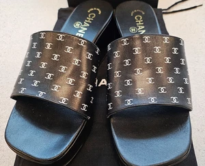 Damen Chanel Pantoletten mit CC Logos auf schwarzem Leder, Gr. 7 US, Top Zustand. - Bild 1 von 9