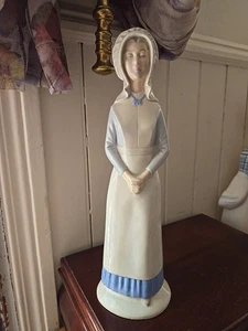 Vintage Pilgrim/Pioneer Women Porcelain Figurine 11 1/8” Handmaid White And Blue - Picture 1 of 9