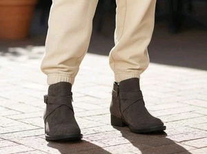 Born Stiefel Damen Größe 8,5 Grau Wildleder Stiefeletten Seitlicher Reißverschluss Schnallenriemen F11422 - Bild 1 von 8