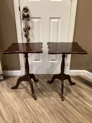 Par de mesas laterales vintage/inclinables superiores/cuadradas con bordes festoneados/The Bombay Co. Foto 1 de 4