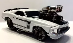 MUSCLE MACHINES 5TH ANNIV 1969 FORD MUSTANG BOSS 302 - 1/64 DIECAST 69 BOSS - Bild 1 von 4