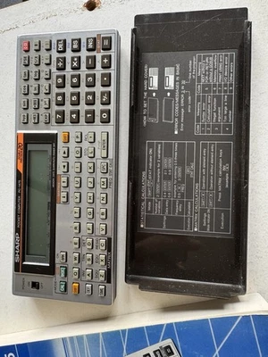 Sharp Taschencomputer PC-1475 - Bild 1 von 4