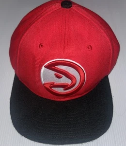 Gorra Atlanta Hawks Roja Mitchell & Ness Snapback Roja Logo Bordado/Billete Negro - Imagen 1 de 5