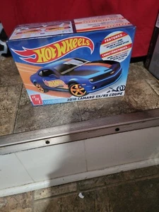 1:25 AMT *HOT WHEELS* 2010 Chevrolet CAMARO SS/RS Plastic Model Kit *NEW SEALED* - Picture 1 of 4