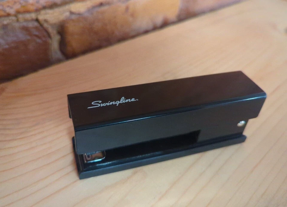 *NUEVO* Grapadora de Escritorio Pequeña Compacta Estilo Vintage SWINGLINE 4 Universidades CON GRAPAS Foto 1 de 1