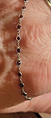 Delicada pulsera de plata con bisel de cristal pequeño tenis borgoña de tenis de 7" Foto 1 de 4