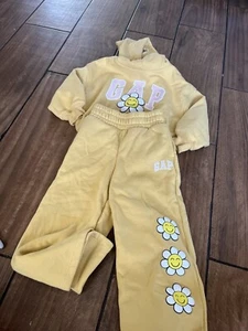 NWOT Girls gap logo sweat outfit set yellow flower XS 4/5 - Picture 1 of 5