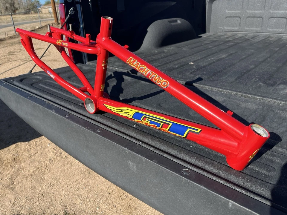 Hermoso cuadro de carreras de aluminio Old School BMX 1995 GT Mach Two Foto 1 de 4