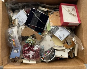 8 Lb Vintage To Now New & Preowned Mixed Jewelry Lot Mystery READ DESCRIPTION - Bild 1 von 4