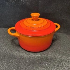 Le Creuset MINI RUNDE COCOTTE 8 Unzen Steinzeug Vulkan Orange Kochgeschirr Nr. 0835 - Bild 1 von 16