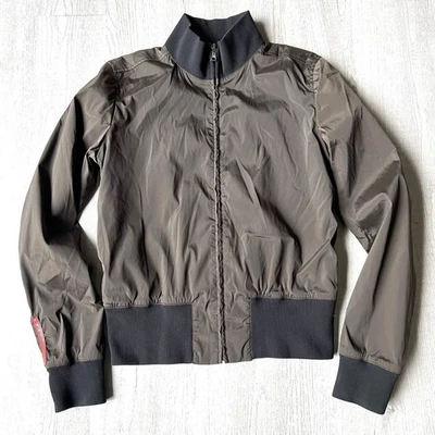 Chaqueta cortavientos de nailon para mujer Prada Linea Rossa talla M forrada de vellón Foto 1 de 4