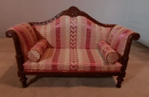 DOLLHOUSE MINIATURE BESPAQ VICTORIAN BURGAND / GOLD SOFA CHERR Y 1" MINT - Picture 1 of 3