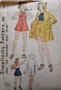 MÄDCHEN SPIELANZUG & KAPUZENMANTEL von SIMPLICITY (1940ER) - Bild 1 von 2