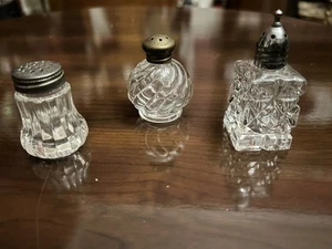 Vtg Clear Mini Salt & Pepper Shakers Don’t Match Cute!! Silver Lids - Picture 1 of 4