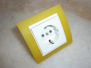 GIRA System 55 reinweiß glänzend 1 Stück Steckdose u. 1-Fach Rahmen in Opak gelb - Bild 1 von 3