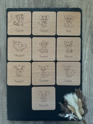HOLZ Untersetzer personalisiert Namen Platzkarte Gastgeschenk Tierbabys Tiere - Bild 1 von 4
