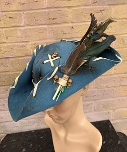 Unisex Azul Envejecido Tricornio Pirata Sombrero Renacimiento Cuero Plumas 57cm (32b - Imagen 1 de 9