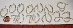 VINTAGE STRASS BUCHSTABEN ANHÄNGER KONVOLUT * 12 TEILE * SILBERFARBEN SCHMUCK * Lot 12L - Bild 1 von 2