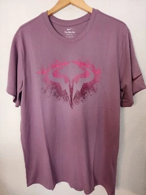 Camisa Tenis Nike Court Dri-FIT Rafa Bull Logo Talla 2XL FJ1504 536 Violeta Polvo  Foto 1 de 2