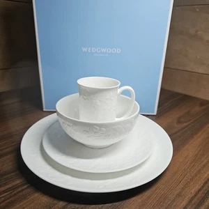 Wedgwood Wild Strawberry White Set da Pranzo 4 Pezzi Piatto e Insalata, Tazza Ciotola Nuovo con scatola - Foto 1 di 4