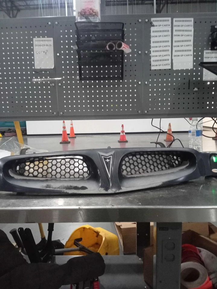 Used Front Grille fits: 1999 Pontiac Bonneville SE Front Grade A - Image 1 of 3