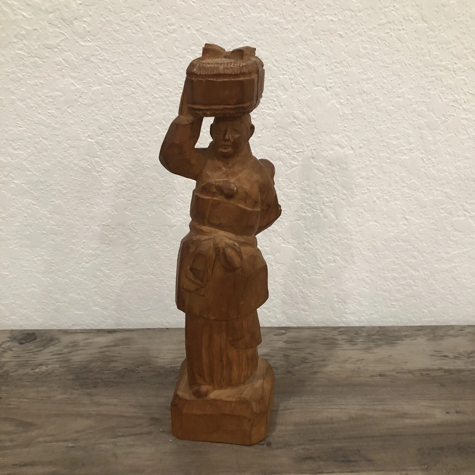 Antigua estatua primitiva de madera mujer/hombre cesta de transporte/agua y niño asiático Foto 1 de 4
