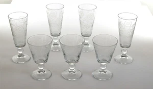 Mixed lot of 4 champagne and 3 wine glasses with relief outside, floral pattern, vintage - Picture 1 of 13