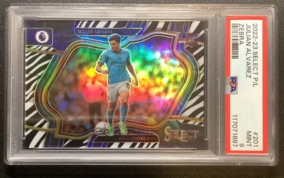 Select Premier League 2022 Julián Álvarez Zebra Field RC #2/25 PSA 9 Foto 1 de 2