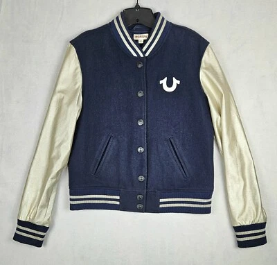 Chaqueta de bombardero universitaria True Religion azul marino bordado con logotipo para mujer talla grande Foto 1 de 4