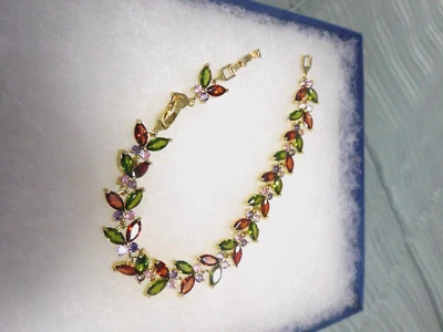 Elegante brazalete de cadena y eslabones de circonita cúbica chapado en oro champán rojo y verde Foto 1 de 4