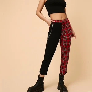 NEU schicke rot karierte & schwarze Hose mit geteiltem Bein und Kettendetail - Large - Bild 1 von 6