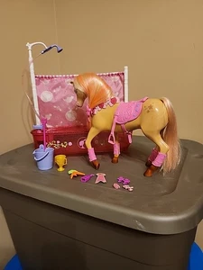 Mattel Barbie Golden Tawny Ducha y Show Caballo con Cabeza Asintiendo y Sillín Rosa - Imagen 1 de 8
